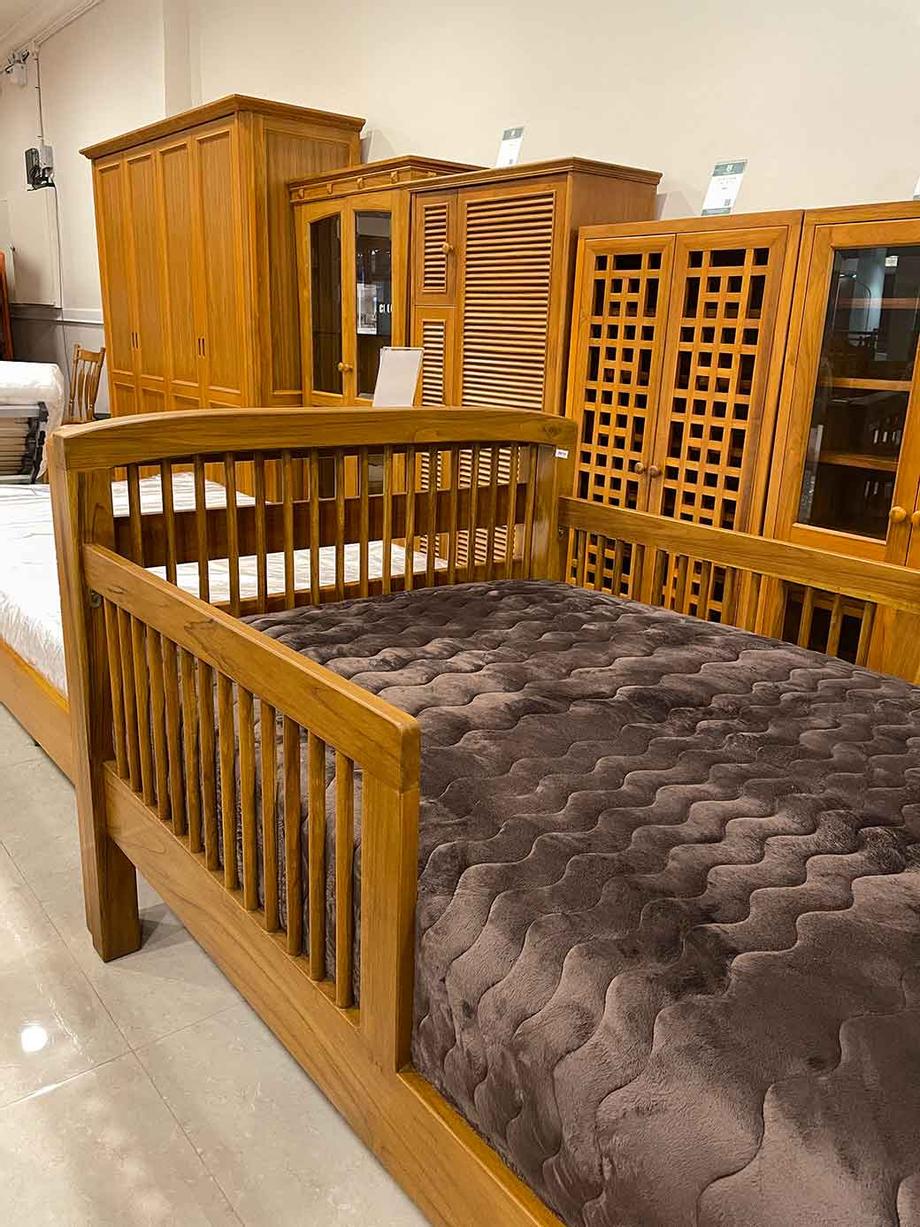 เตียงนอนมีแผงกันตก