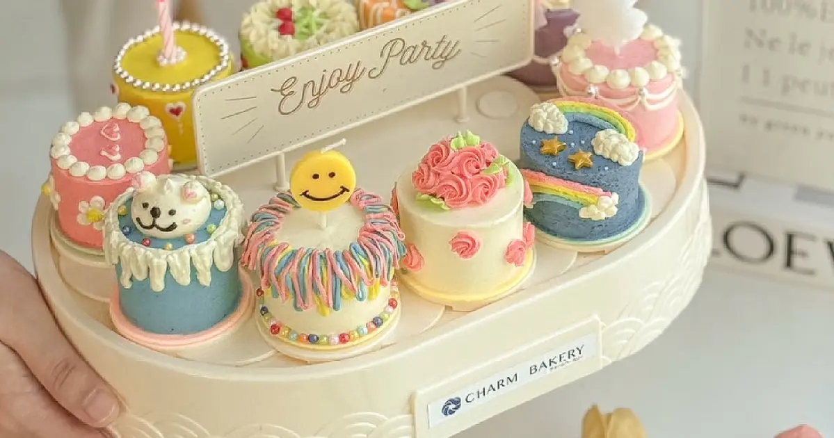 เค้กหมุนสุดน่ารักจาก Charm Bakery 🎂✨ เค้กหมุนสุดน่ารักจาก Charm Bakery 🎂✨