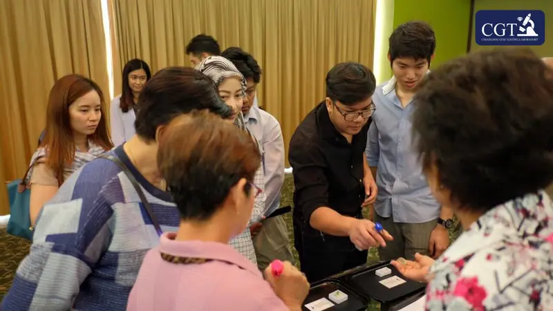 ภาพการจัดอบรมให้ความรู้เกี่ยวกับการเลือกซื้ออัญมณีและเครื่องประดับ GCT LAB เชียงใหม่