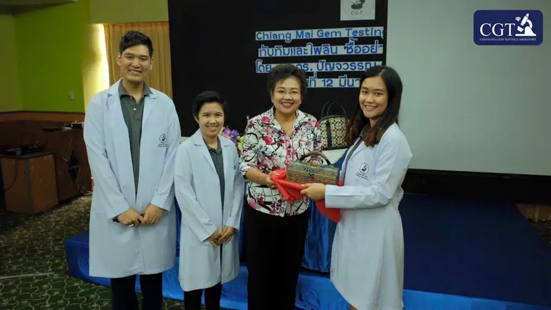 ภาพการจัดอบรมให้ความรู้เกี่ยวกับการเลือกซื้ออัญมณีและเครื่องประดับ GCT LAB เชียงใหม่