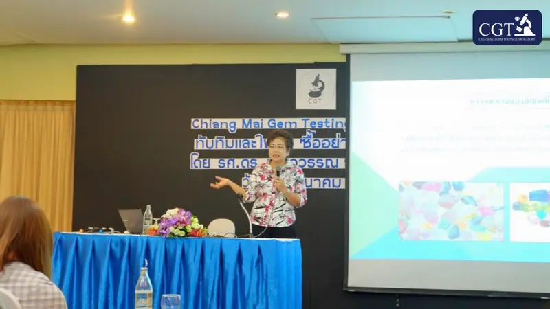 ภาพการจัดอบรมให้ความรู้เกี่ยวกับการเลือกซื้ออัญมณีและเครื่องประดับ GCT LAB เชียงใหม่