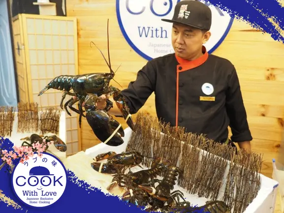 Cook With Love ครัวกลางมาตรฐานระดับพรีเมียมในเชียงใหม่ ผู้เชี่ยวชาญด้านการผลิตซอส อาหารพร้อมจำหน่าย และข้าวกล่องเบนโตะ ภายใต้ระบบการผลิตที่สะอาด ปลอดภัย ได้มาตรฐาน ให้บริการผลิตแบบ OEM และจำหน่ายส่งให้ร้านอาหาร แฟรนไชส์ และองค์กร
