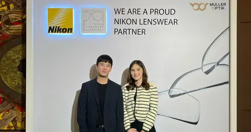  ตัวแทนจากร้านแว่นตามุลเลอร์ ได้เข้าร่วมงานมอบรางวัล Essilor & Nikon Partner