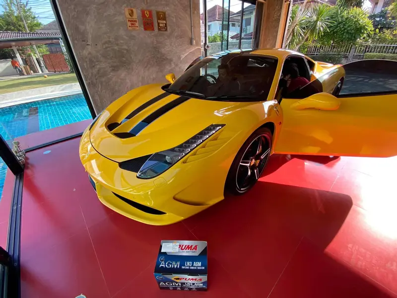 เปลี่ยนแบตรถ Ferrari ม้าลำพอง