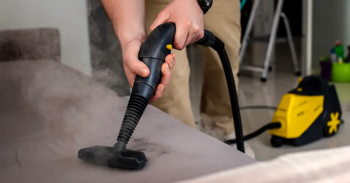 รับซักโซฟา ผ้า–หนัง–กำมะหยี่ ต่างกันยังไง เลือกวิธีให้ถูกชนิด