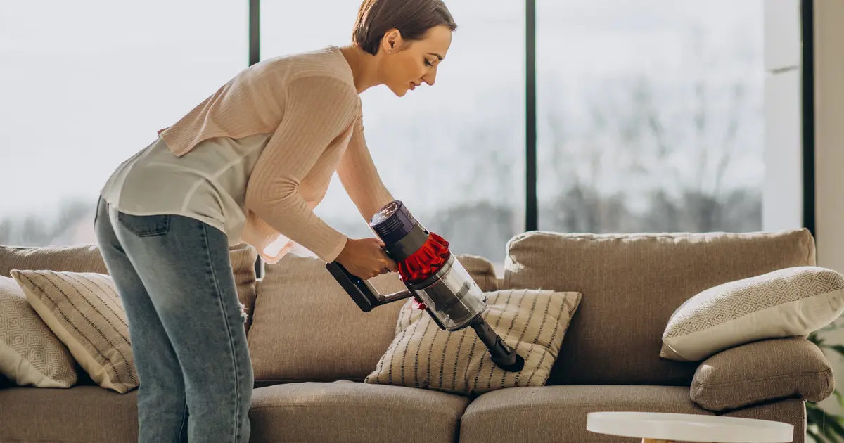 รับซักโซฟาผ้า–หนัง ต่างกันยังไง เลือกวิธีให้ถูกชนิด