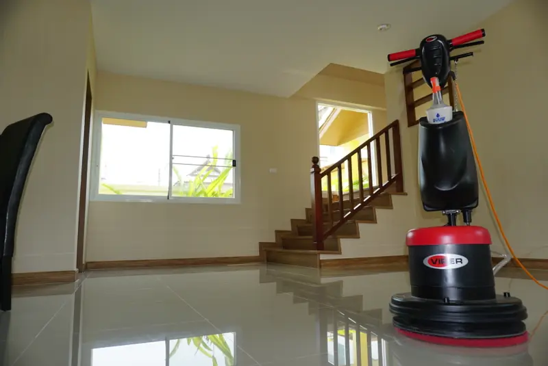 ทำความสะอาดและปั่นเงาพื้นกคะเบื้อง