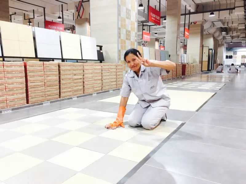 กำลังเก็บคราบปูนหลังก่อสร้าง