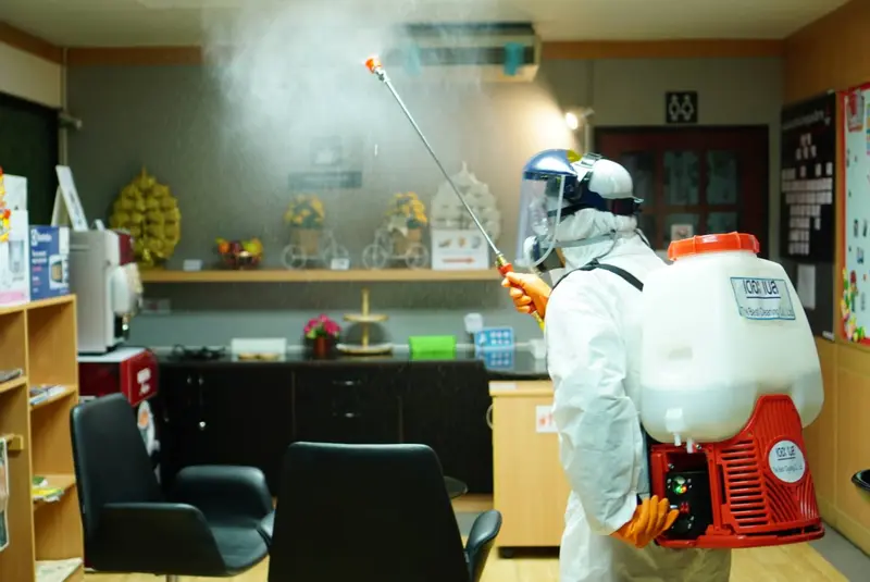 ฉีดพ่นฆ่าเชื้อสถานที่เสี่ยงติดเชื้อ