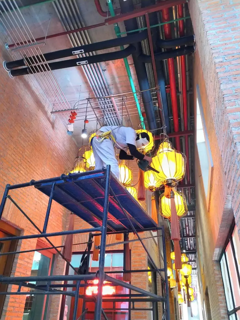 ทำความสะอาดโคมไฟที่สูง