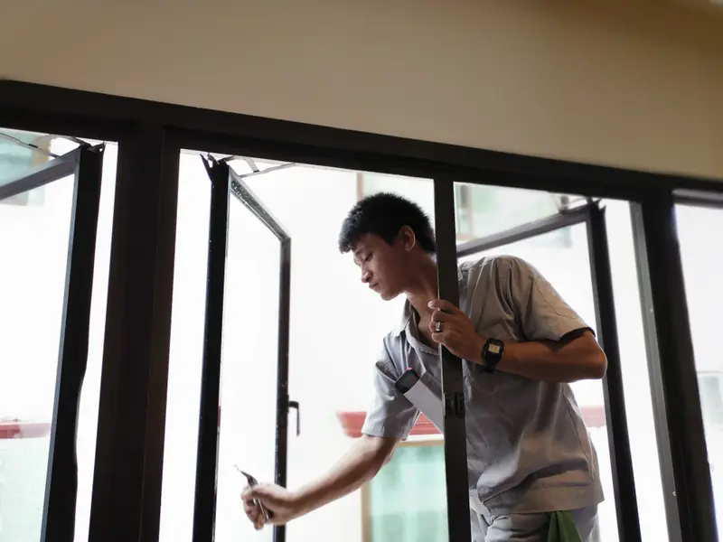 ทำความสะอาดกระจกโรงแรม