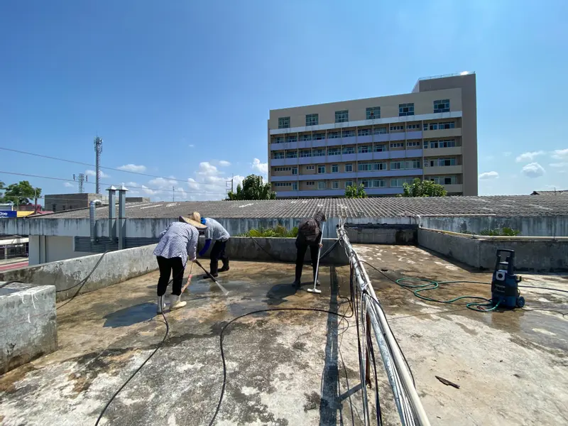 ทำความสะอาดพื้นดาดฟ้าโรงพยาบาล