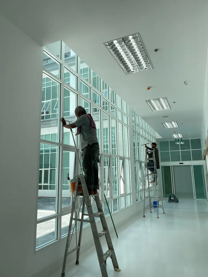 ทำความสะอาดกระจกอาคาร มช.