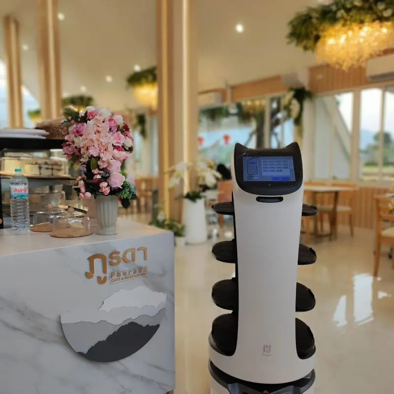 หุ่นยนต์เสิร์ฟอาหารในร้าน Cafe & Restaurant