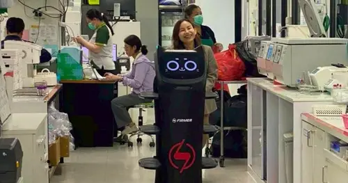 ยกระดับ Smart Hospital ด้วยหุ่นยนต์โรงพยาบาล ส่งหลอดเก็บตัวอย่างเลือดไปตรวจแล็บ