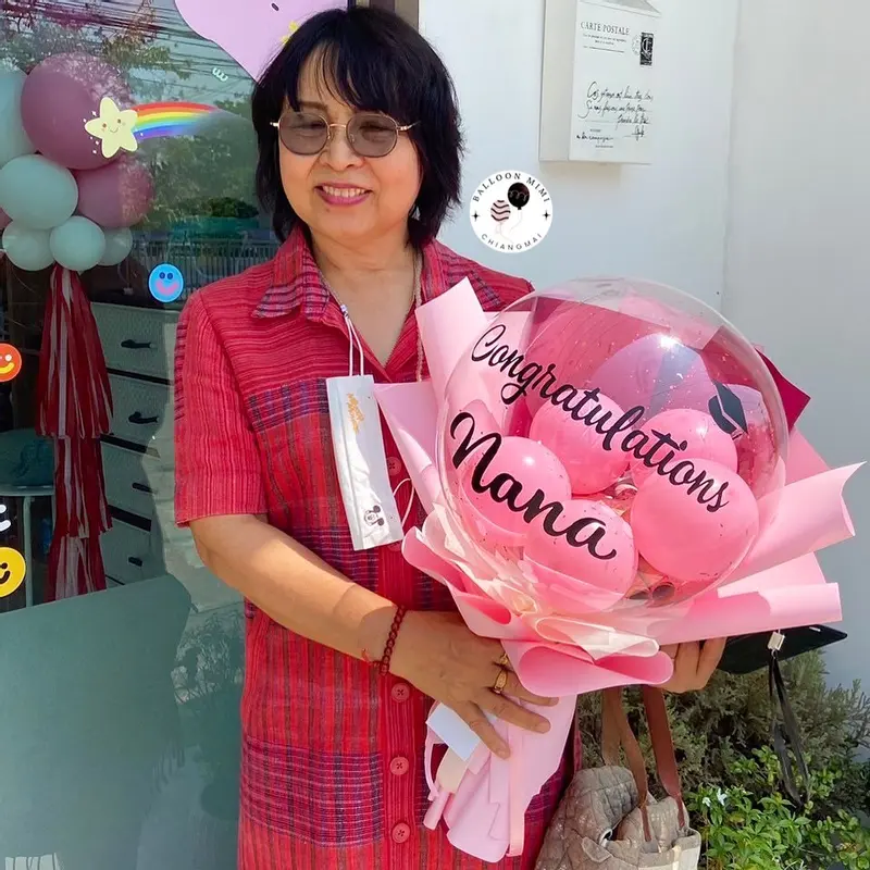 รีวิวคุณย่าแอบเซอร์ไพรส์คุณหลานด้วยช่อลูกโป่งดอกไม้ใส่เงิน แสดงความยินดีในงานวันปัจฉิม