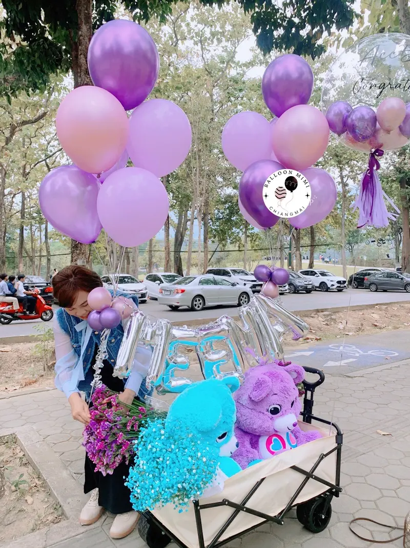 คุณแม่สั่งลูกโป่งเซอร์ไพรส์รับปริญญาให้ลูกสาวคนเก่ง มอบของขวัญวันรับปริญญาสุดน่ารักให้บัณฑิต มช.